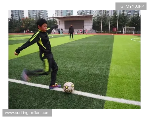 足球球星演奏钢琴展现多面才华激发运动与艺术激情魅力